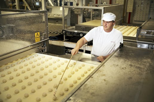 – Vi behöver bättre anställningstrygghet, folk är mer oroliga för jobben i dag än tidigare, säger René Frantzen som bakar skorpor på Pågens bageri. Foto: Johan Bävman