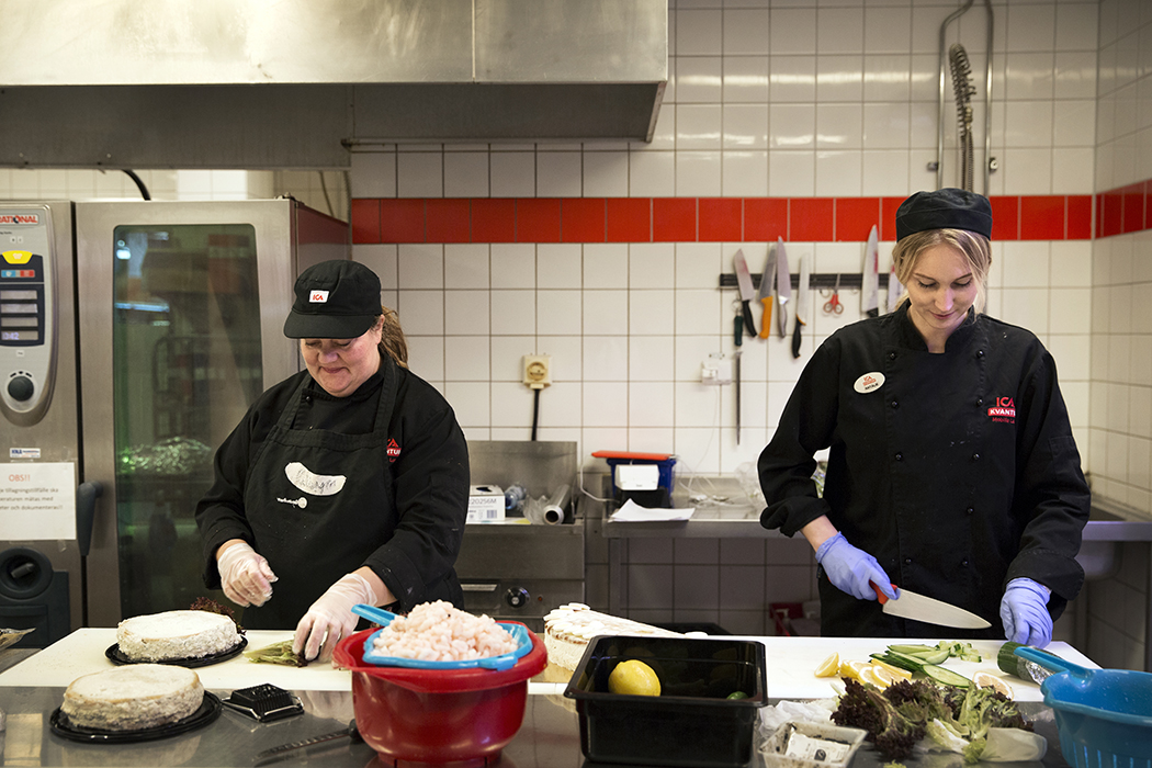 – Många pratar om skor, säger Lotta Kristersson (till vänster) på Ica Kvantum. Här gör hon och Natalie Le Clair smörgåstårtor. Foto: Johan Bävman