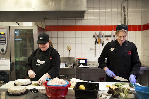 – Många pratar om skor, säger Lotta Kristersson (till vänster) på Ica Kvantum. Här gör hon och Natalie Le Clair smörgåstårtor. Foto: Johan Bävman