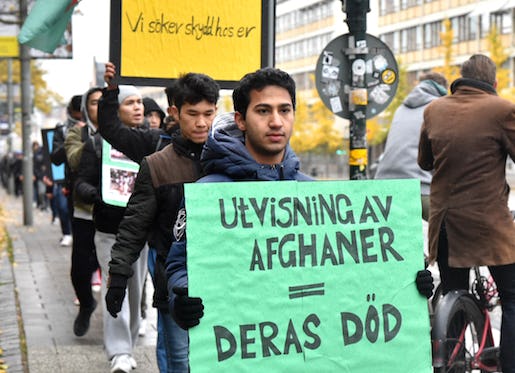 Demonstranterna passerar Hornsgatan i Stockholm i samband med helgens demonstration mot de hårdare asylreglerna. Arrangören, ett nätverk som kallar sig #vi står inte ut, uppger också att demonstrationer ska hållas på 14 andra orter i olika delar av landet under lördagen den 22 oktober. Foto: Lars Schröder/TT