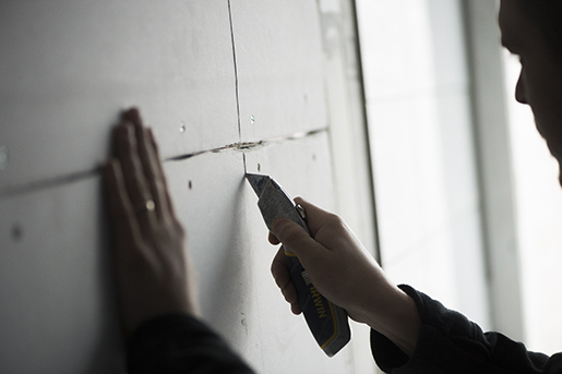 STOCKHOLM 20151103 En hantverkare sk‰r gips med en kniv i ett badrum som renoveras Foto: Fredrik Sandberg / TT / Kod 10080