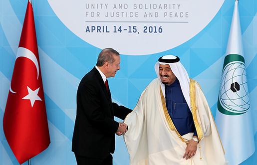 Rivaler om ledarskapet skakar hand. Recep Tayyip Erdogan hälsar Saudiarabiens kung Salman välkommen till OIC-mötet i Istanbul i april i år. Foto: TT-AP