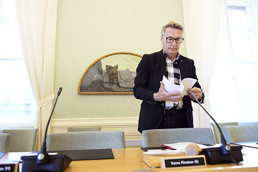 STOCKHOLM 20160906 Arbetsmarknadsutskottets ordfˆrande Raimo P‰rssinen fotograferad i utskottets sessionssal i Riksdagen. Foto: Henrik Montgomery / TT / kod 10060