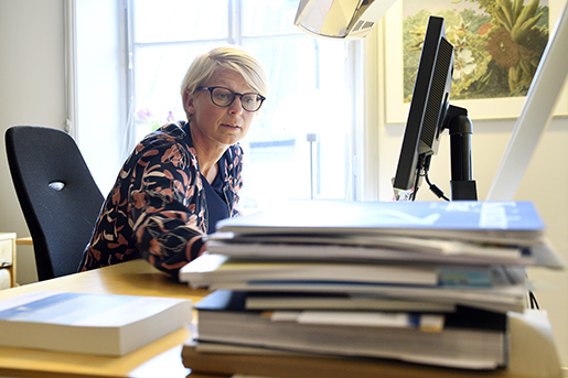 STOCKHOLM 20160905 Vice ordfˆrande i Arbetsmarknadsutskottet Elisabeth Svantesson fotograferad i sitt arbetsrum pÂ Riksdagen. Foto: Henrik Montgomery / TT / kod 10060
