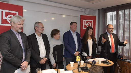 STOCKHOLM 20161019 LOs avtalssekreterare Torbjörn Johansson, Anders Ferbe, Metall, Malin Ackholdt, HRF, Tobias Baudin, Kommunal,Susanna Gideonsson, Handels och ordförande Karl-Petter Thorwaldsson under pressträffen efter man tagit beslut om samordnade krav i lönerörelsen under avtalskonferensen i Stockholm. Foto: Janerik Henriksson / TT kod 10010