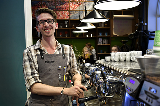 STOCKHOLM 2016-10-19 Andreas Tˆrnqvist, barista p Johan och Nystrˆm, kafÈ och kaffebutik. Foto: Anders Wiklund / TT / Kod 10040