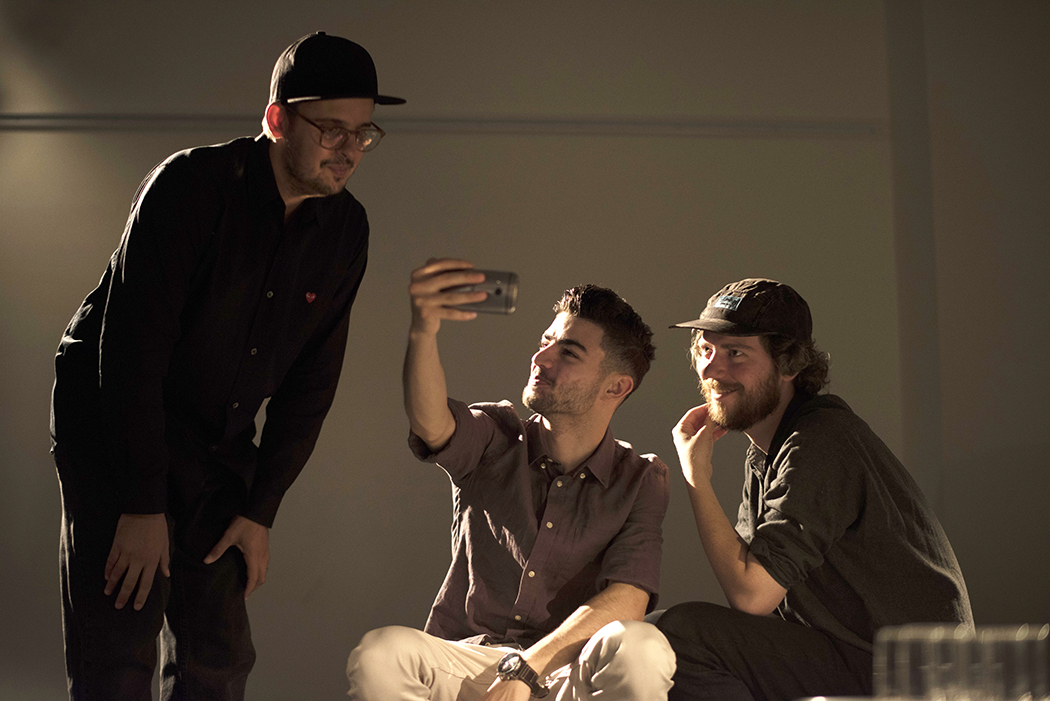 Marwan tar en selfie med kollegorna på Dramaten innan föreställning.