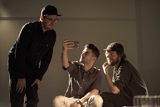 Marwan tar en selfie med kollegorna på Dramaten innan föreställning.