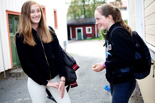 Lovisa Theander och Frida Pollack går i åttan på Smedbacksskolan.