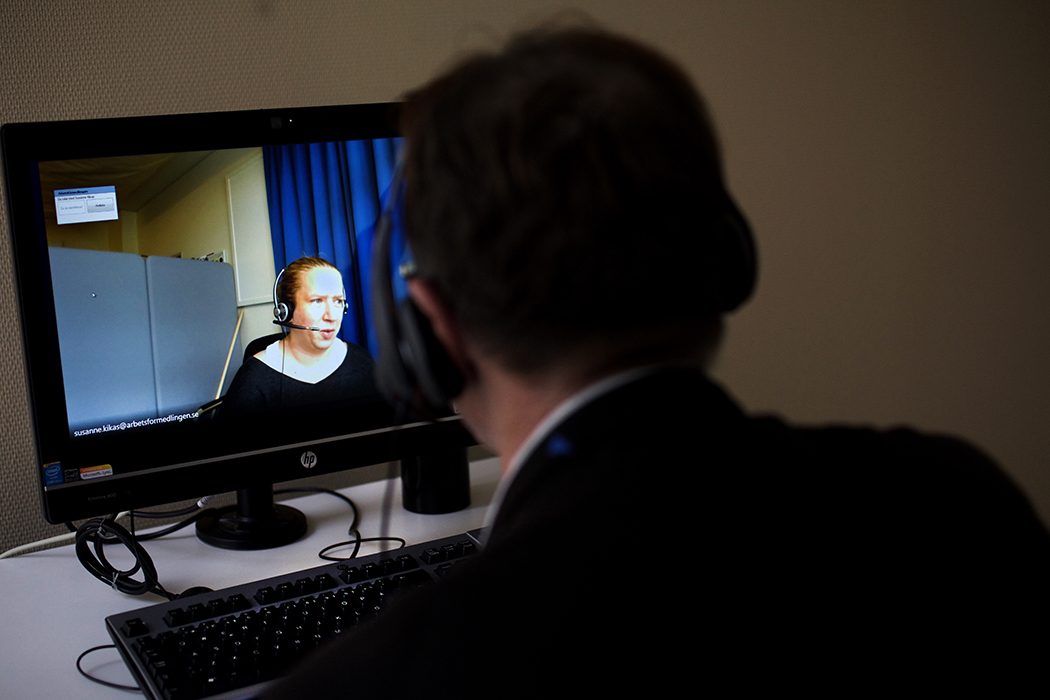 Arbetsförmedlaren Susanne Kikas sitter i Sollefteå och träffas via videolänk.