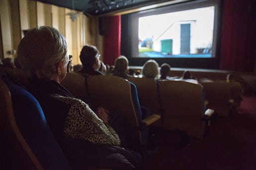 Salongen är fullsatt när filmen Diamantfolket visas i Robertsfors.