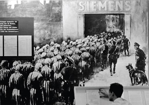 Kvinnliga fångar från Ravensbrück på marsch in till Siemens fabrik. Bild från Bundesarchiv.