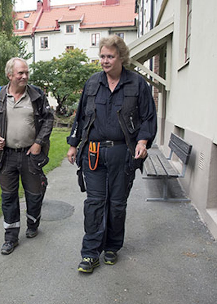 "Personer som mår dåligt kan finnas överallt. Det går inte att säga att det bara händer saker i de utsatta områdena", säger bovärden Thomas Renner, här med miljövärden Camilla Claesson.