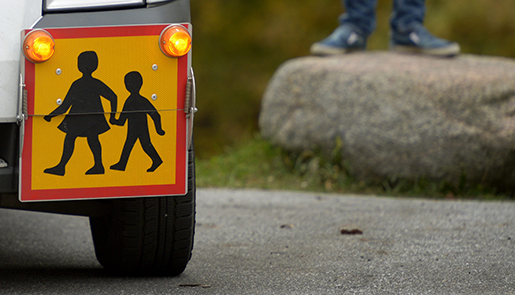 STOCKHOLM 20141017 Bili med skylt som visar att den kˆr som skolskjuts Foto: Janerik Henriksson / TT / Kod 10010