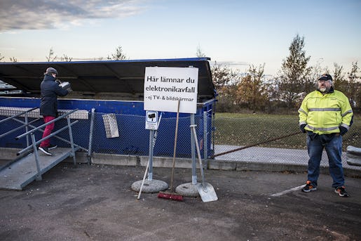 Henrik Stridh, Kommunals huvudskyddsombud, vid stationen för elektronikavfall, där det mest stöldbegärliga godset ligger. En del av personalen vägrar stå vid stationen, på grund av de många hotfulla incidenterna. Foto: Jesper Klemedsson