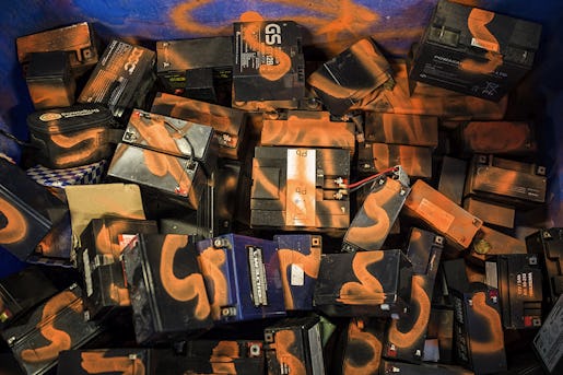 Inlämnade bilbatterier och datorer sprayas orange för att det ska synas att de kommer från återvinningen, om tjuvar försöker sälja dem. Foto: Jesper Klemedsson