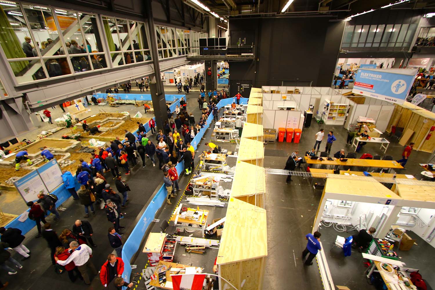 Så här såg det ut kring elektrikermontern under tävlingsdagarna. Foto: Leif Göbel