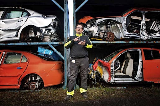 – De ringde från Nevs och frågade om jag ville komma tillbaka till mitt gamla jobb som biltestare, säger Dejan Petrovic som krockar bilar igen. Foto: Dragan Mitrovic