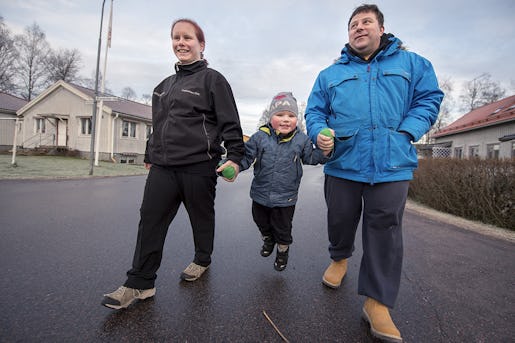 Fredrik och Madelene Willman bor i dag i Hagfors, där Fredrik arbetar på stålverket och Madelene som personlig assistent. Sonen James kommer att bli värmlänning. Foto: Fredrik Karlsson (klicka på bilden för att se den större)