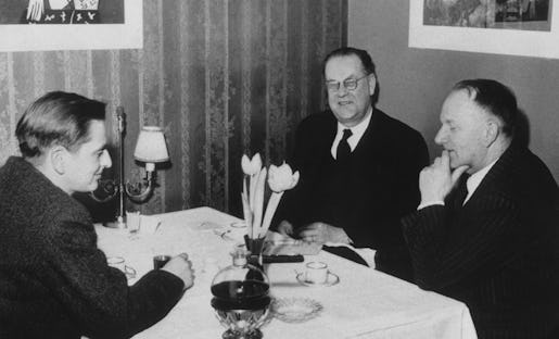 ©SCANPIX SWEDEN, 1900. Partiledare p restaurang. Runt bordet p restaurang La Ronde ser vi partiledarna Tage Erlander (i hˆrnan) och Gunnar Hedlund. L‰ngst till v‰nster sitter Olof Palme som d var statsministerns handsekreterare. Foto: SCANPIX Code: 20360