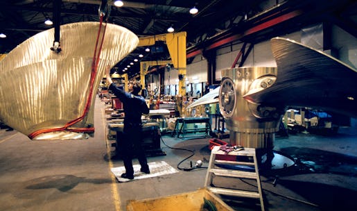 KRISTINEHAMN 020312-Rolls-Royce fabrik Hˆljes i Kristinehamn. I fabriken tillverkar man propelrar, axlar och trustrar till varvsindustrin. Deras produkter sitter i fartyg och f‰rjor ˆver hela v‰rlden. Intriˆr frÂn fabrikshallen. Fˆretaget hette tidigare KaMeWa, det namn som produkterna fortfarande b‰r. H‰r monteras ett propellerblad till ett offshorefartyg. Foto: Fredrik Persson Kod: 1081 COPYRIGHT SCANPIX SWEDEN