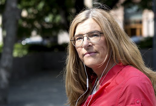 STOCKHOLM 20160601 Therese Guovelin, ordfˆrande i HRF, lyssnar p musik i sin mobil. Foto: Christine Olsson / TT / Kod 10430