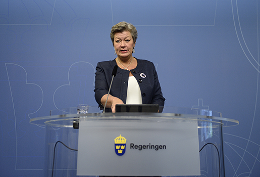 STOCKHOLM 20161130 Arbetsmarknads- och etableringsminister Ylva Johansson (S) hÂller presstr‰ff fˆr att presentera regeringens fˆrslag fˆr att underl‰tta kommunernas mottagande av nyanl‰nda. Foto Pontus Lundahl / TT kod 10050