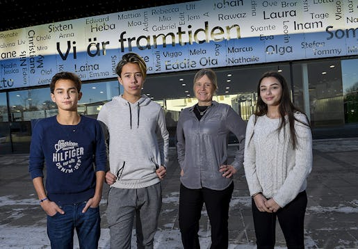För två år sedan slogs kommunens fyra högstadier ihop. Jonathan Larsen, Liam Ståhl, läraren Tina Blad Sigfridsson och Juliana Mouhadam gillar den nya skolan. Foto: Jonas Ekströmer/TT