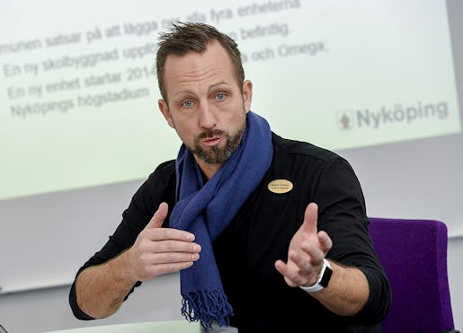 – Vi ser mindre av ’vi och dom’. Vi får ett finare samhälle med den här modellen, säger Henrik Eriksson, rektor. Foto: Jonas Ekströmer