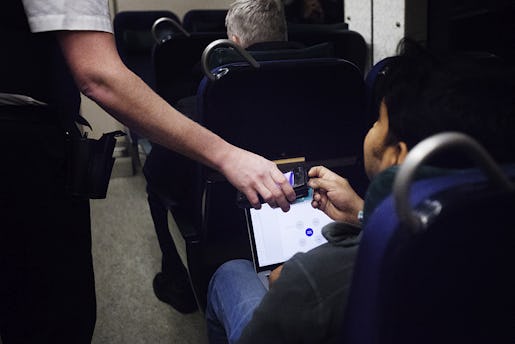 När det är som stressigast hinner Fredrik Adolfsson inte med biljettkontrollen. Foto: Sara Johari Klicka på bilden för att se den större