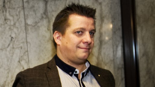 STOCKHOLM 20111118 : Cecilia Falberg, ordf. unionen och Veli-Pekka S‰ikk‰l‰, avtalssek IF Metall. Fˆrsta budet i industrins lˆnerˆrelse ˆverl‰mnades p fredagen till parterna. Budet frÂn opartiska ordfˆranden (opo) innebar lˆnelyft p tv procent fˆrsta Âret och 1,9 procent andra Âret under en avtalsperiod p 22 mÂnader, totalt 3,9 procent, vilket ungef‰r blir tv procent per Âr. Facken har beg‰rt 3,7 procent p ett Âr. Arbetsgivarna har utÂt sett inte erbjudit nÂgonting. Fˆrhandlingarna berˆr ungef‰r 500 000 lˆntagare i industrin. Foto Yvonne ≈sell / SvD / SCANPIX Kod 30202