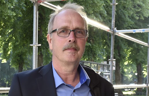 STOCKHOLM 2014-06-10 Sekos avtalssekreterare Valle Karlsson utanfˆr Arbetsgivarefˆreningen Almegas hus p Sturegatan 11 p tisdagen i Stockholm sedan hans delegation fÂtt ett nytt bud i den pÂgÂende avtalsstriden med varsel om utvidning av tÂgstrejk. Seko ‰r ett fˆrbund inom LO som organiserar bland andra anst‰lld i trafikfˆretag. Foto: Roger Vikstrˆm / TT kod 20020