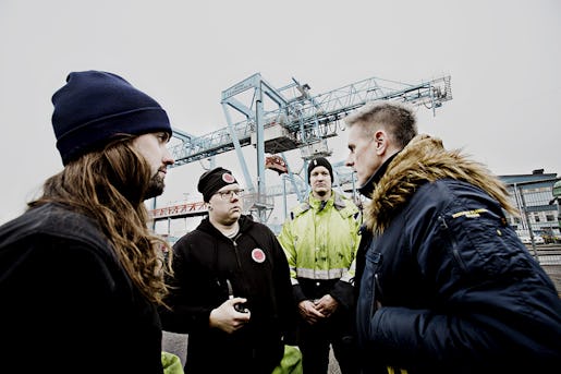 Hamnarbetarförbundet beskriver ett allt sämre samarbete med arbetsgivaren. – Vi såg vartåt det blåste redan 2015, säger Hamnarbetarförbundets ordförande Peter Annerbäck (till höger), här i samspråk med Martin Englund, Victor Carlsson och Niclas Ohlsson.