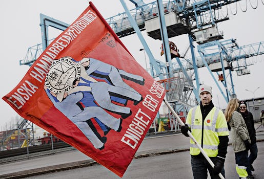 Robert Karlsson flaggade för att stödja strejken i Skandiahamnen i Göteborg.