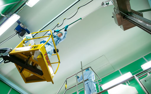 Luis Hara och Sandeep Grewal moppar taket, rören och väggarna på Skyliften. Foto: Anders G. Warne