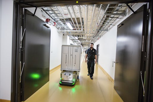 Robotar flyttar saker, vilket Mikael Sehlan är nöjd med.