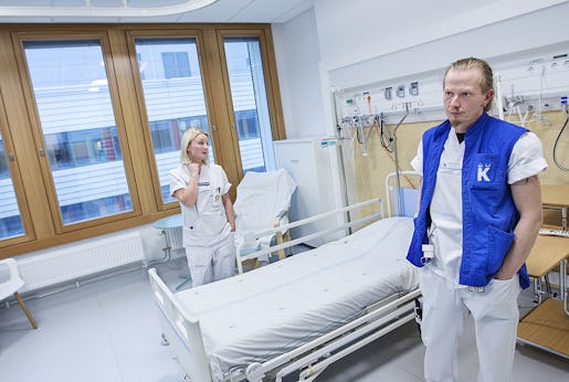 – Vi var ganska förvirrade i början, men det börjar bli bättre, säger undersköterskan Patrik Stjärnlöv. Han och Ella Larsson visar upp ett av de nya enkelrummen på hjärt- och kärlavdelningen. Rummen är fina, men kräver mer personal än fyrbäddssalar.