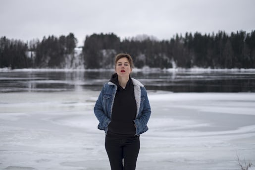 – I dag handlar mycket om att pusha fram enskilda artister. Men jag tror inte på att ensam är stark, även om jag som person gillar att vara själv, säger Annika Norlin som på sitt nya album sjunger med en rad andra artister. Foto: Selma Grönlund