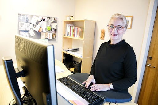 Farzaneh Abotaleb kom själv till Sverige 1986 som flykting från Iran. Nyckeln till att klara sig är språket, menar hon. Foto: Per Groth