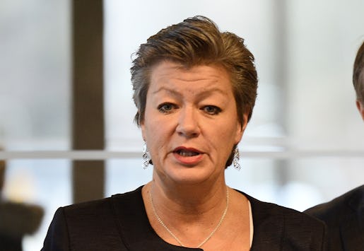 STOCKHOLM 20160211 Arbetsmarknadsminister Ylva Johansson (S) och utbildningsminister Gustav Fridolin (MP) efter en presskonferens p Stockholms Universitet p torsdagen. Nyanl‰nda l‰rare ska f ett snabbspÂr fˆr att komma ut i svenska skolor fˆr att undervisa. Foto: Erik Nylander / TT / kod: 11540