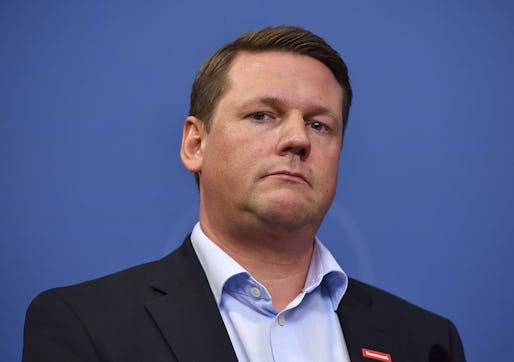 STOCKHOLM 20160916 Tobias Baudin, fˆrbundsordfˆrande i Kommunal under en presstr‰ff tillsammans med arbetsmarknads- och etableringsminister Ylva Johansson och HelÈne Fritzon, ordfˆrande i SKL:s fˆrhandlingsdelegation d‰r regeringens budgetsatsningar fˆr ˆkad syssels‰ttning och st‰rkt kompetensfˆrsˆrjning inom ‰ldreomsorgen presenteras p fredagen. Foto: Anders Wiklund / TT / kod 10040