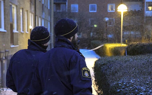 MALM÷ 2017-02-08 Polis p plats p Roskildev‰gen vid Pildammsparken i centrala Malmˆ efter att en man har skjutits. Enligt polisen rˆr det sig om en vuxen man och en fˆrundersˆkning om fˆrsˆk till mord har inletts. Enligt Karolina Rosander, driftsansvarig p SkÂnes universitetssjukhus, akuten i Malmˆ, ska mannen vara livshotande skadad, skriver Expressen. Foto: Johan Nilsson / TT / Kod 50090