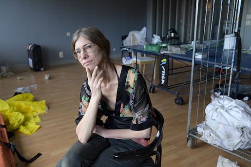 Rekvisitören Kajsa Alman deltar i förberedelserna för andra säsongen av tv-serien Jordskott. Plats: Sabbatsbergs sjukhus. För några år sedan var hon arbetslös och fick a-kassa, pengar som hon 2015 dömdes att betala tillbaka. Foto: Anders Wiklund/tt