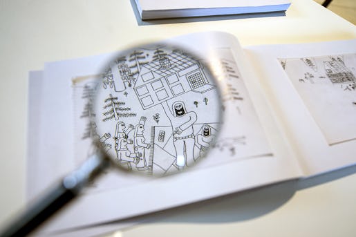 Teckningarna är informationstäta – och kan kräva sitt förstoringsglas, som tillhandahålls på Borlänge Modern.