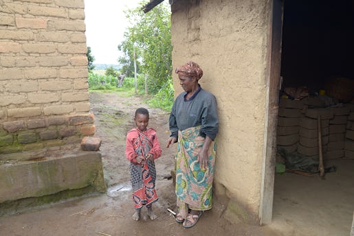 Tre av barnbarnen bor hos Taines Mwanalubusya.