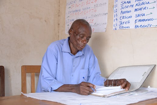 – När det är dags att skörda betalar jag plockarna tio kronor per hink, berättar David Mwasabwite.