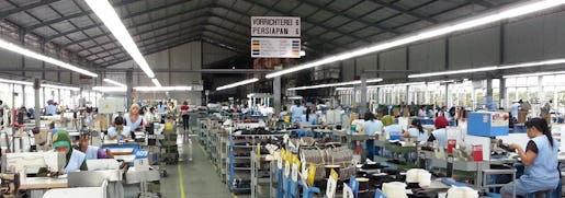 Anställda på en av fabrikerna i Indonesien som bland annat tillverkar skor till europeiska Ara. Foto: Dietrich Weinbrenner.