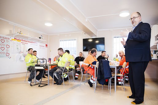 – Svenska arbetare har relativt höga löner. Och våra lägstalöner är de högsta i världen. Ändå ligger vi i topp vad gäller konkurrenskraft – för ni är så jäkla effektiva, säger Karl-Petter Thorwaldsson.