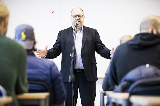 »Många är inte med på framgångsresan. Sverige har aldrig varit rikare, men 200 000 barn är fattiga.« Karl-Petter Thorwaldsson i Folkets Hus i Landskrona