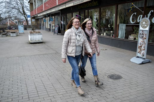 Systrarna Camilla Mårtensson, 49, och Carola Olsson, 55, har båda jobbat hela sina yrkesliv på Findus. Framtiden känns mycket osäker. – Det är lite som en skilsmässa där folk säger att man snart träffar någon annan. Jag tror inte riktigt på det än, säger Camilla Mårtensson.